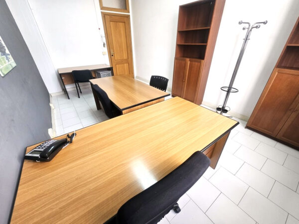 Ufficio arredato con sala riunioni posti auto e fibra a Napoli